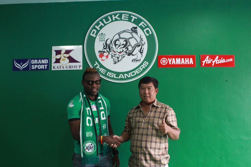 Phuket FC's latest signing, Moudourou Moise, with team manager Jakkapob Soo-ngan. Photo: Phuket FC