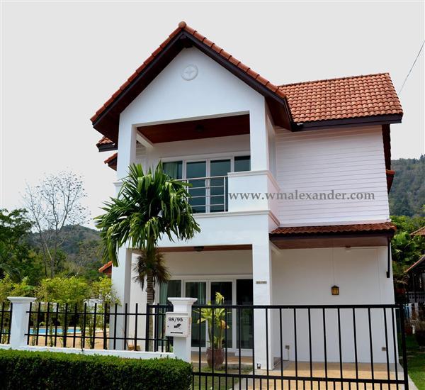 3 bed Detached House with pool