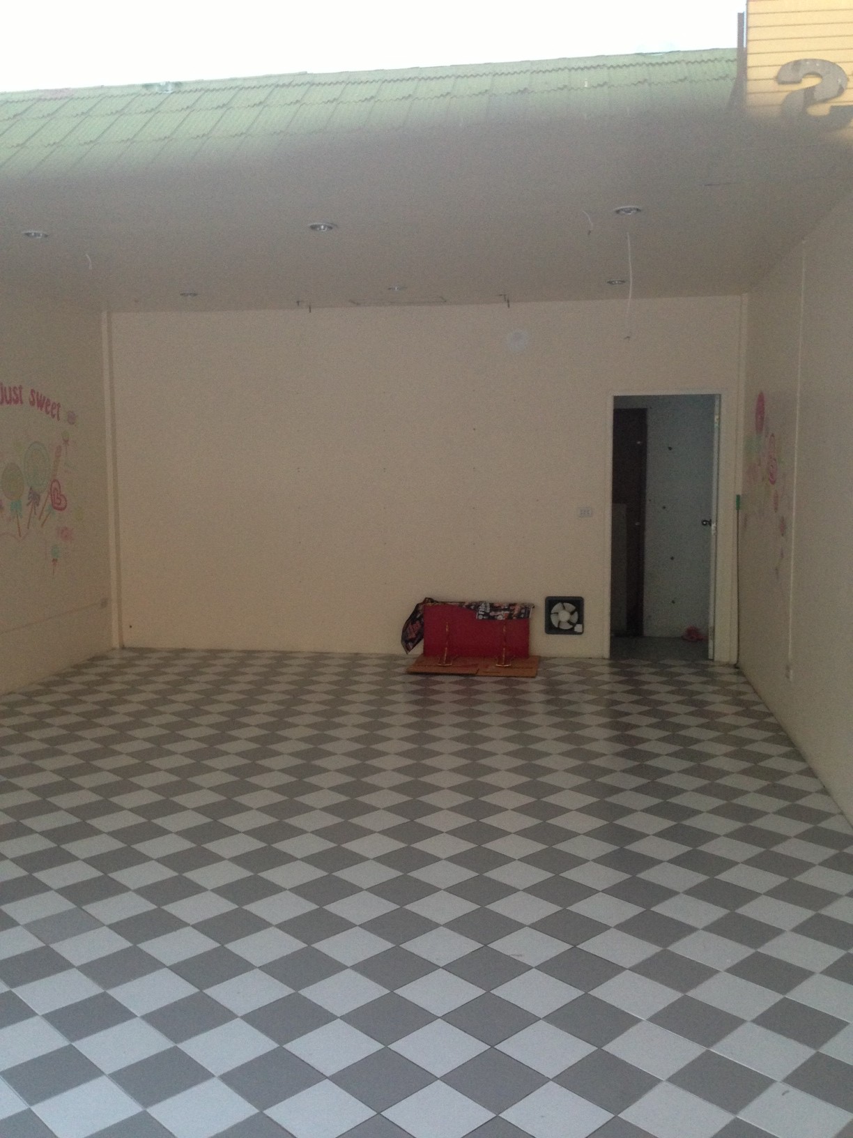 Shop for rent in Karon
