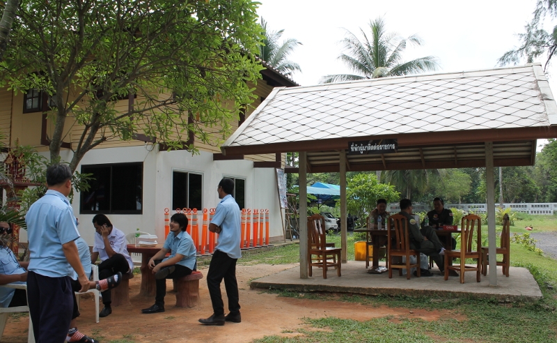In the morning taxi drivers must register at a special temporary area in Sirinart Park.
