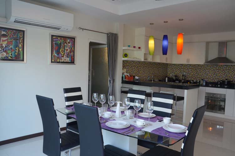 Detached townhouse with pool 6.4 MB