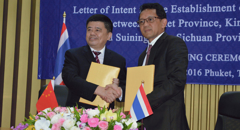 Suining City Deputy Mayor Hu Jiazheng (left) shakes hands with Phuket Governor Chamroen Tipayapongtada after the signing of the friendship MoU at Provincial Hall on Monday (June 27). Photo: Phuket PR Dept