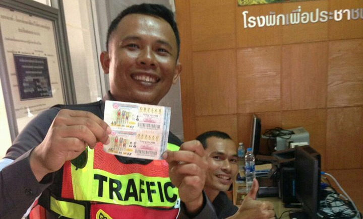 The winning ticket was registered to Sasina Nukeaw. Photo: Eakkapop Thongtub