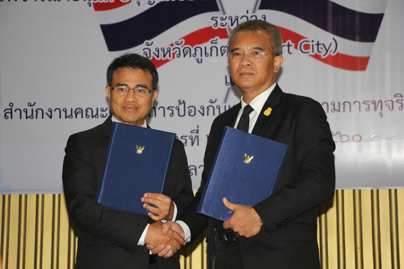 Phuket Governor Norraphat Plodthong (left) and PACC Secretary-General Prayong Priyajit shake hands after the signing. Photo: PR Dept