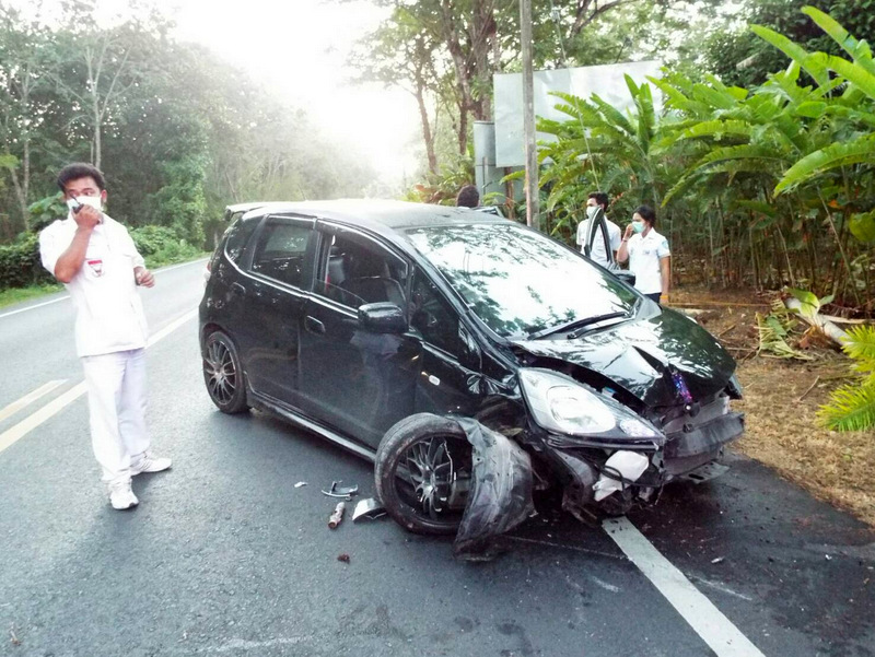 Police and Kusoldharm Foundation rescue workers arrived to find a Phuket-registered black Honda Jazz askew in the middle of the road. Photo: Eakkapop Thongtub