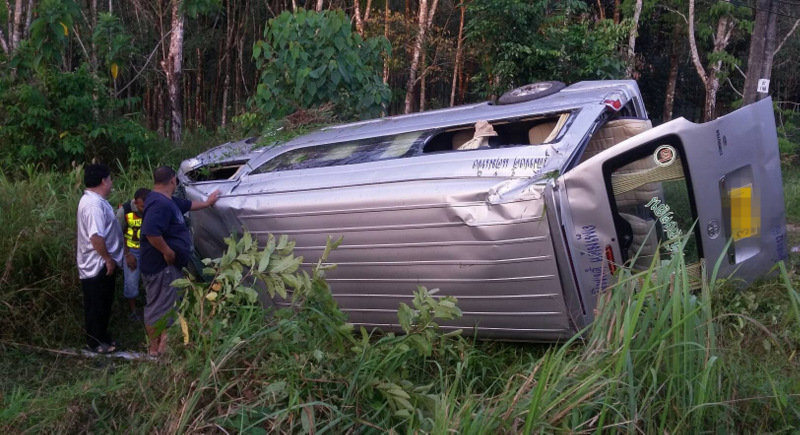 Phuket-bound tourists injured as van crashes off-road