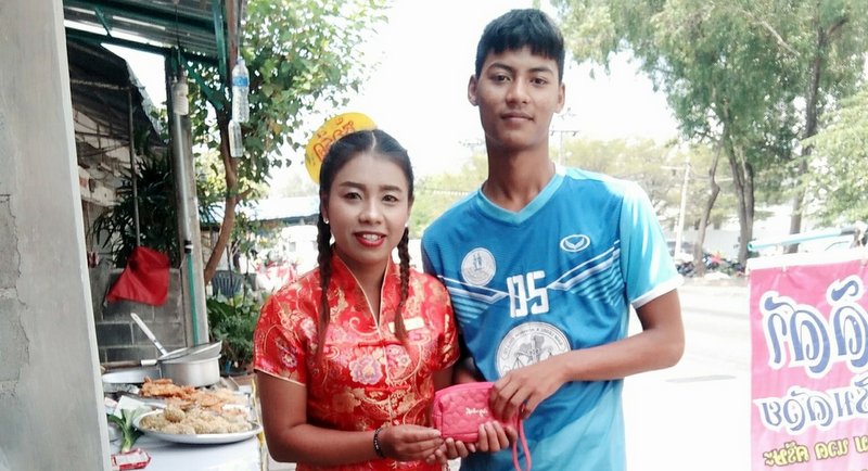 Phuket students returns wallet full of Chinese New Year cash to owner