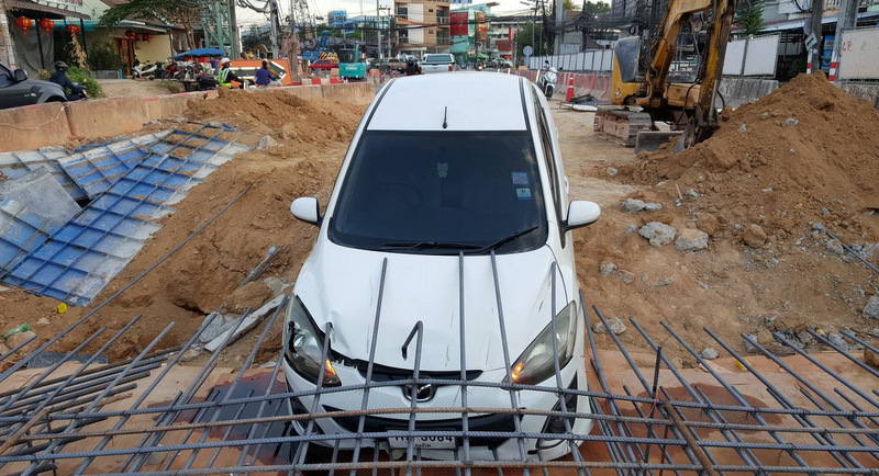 Car impaled at Chalong Underpass construction site