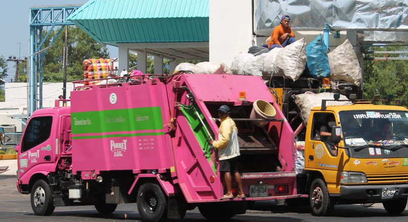 PHUKET XTRA: VIDEO: Phuket officials begins working to “clean up” the amount of trash on the island || February 28