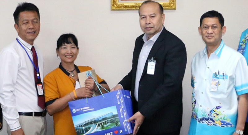 Phuket airport cleaner rewarded after returning wallet containing over B500k in cash