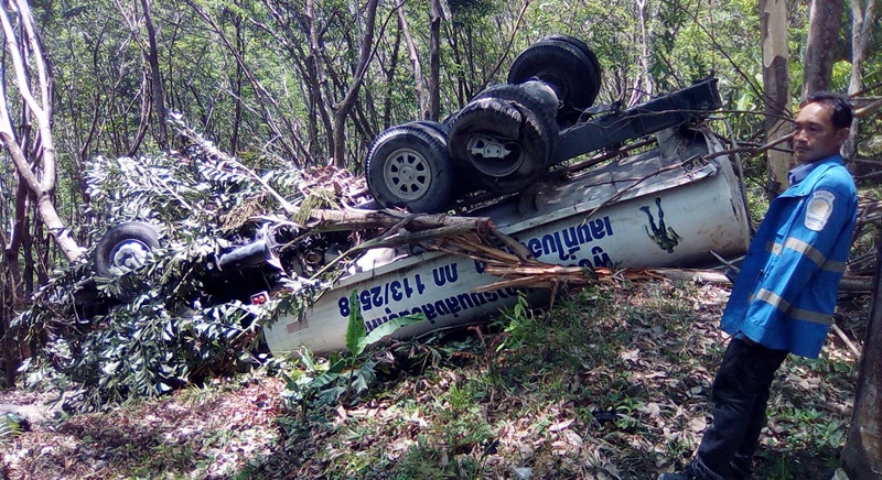Driver dead as water truck rolls Patong Hill hillside
