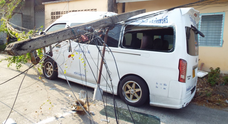 Crane tower on trailer truck brings down Phuket power poles, six vehicles damaged