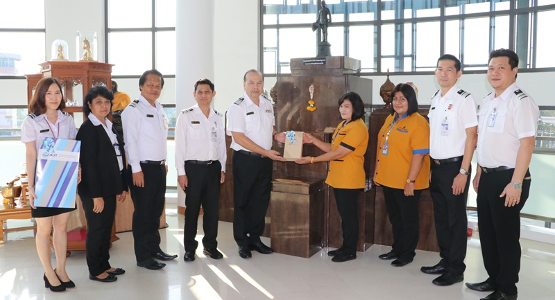 Phuket airport cleaner rewarded after returning lost handbag