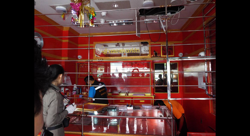 Thief breaks through roof in Phuket gold shop robbery