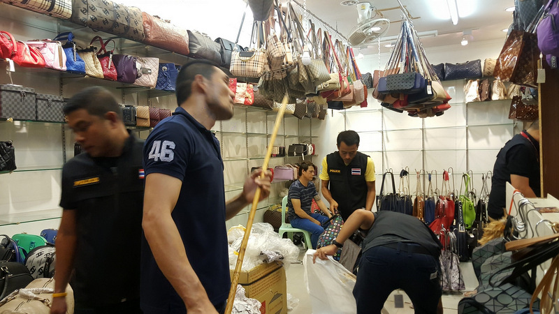 Phuket raid at Patong plaza catches lone fake brand-name bag vendor