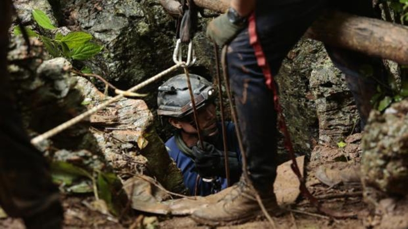 New chimney in cave gives rescuers hope