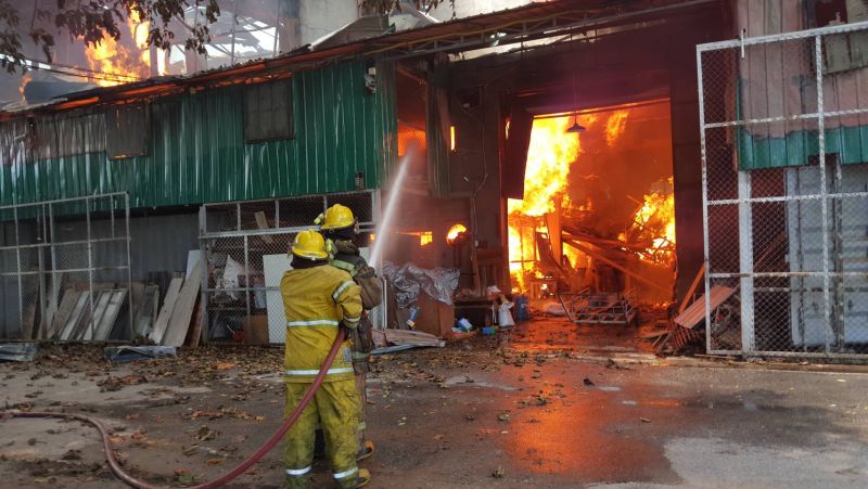 PHUKET XTRA: VIDEO: Chalong factory fire! Pregnant wife shoots hubby cop! Day 9 in cave search! || July 2