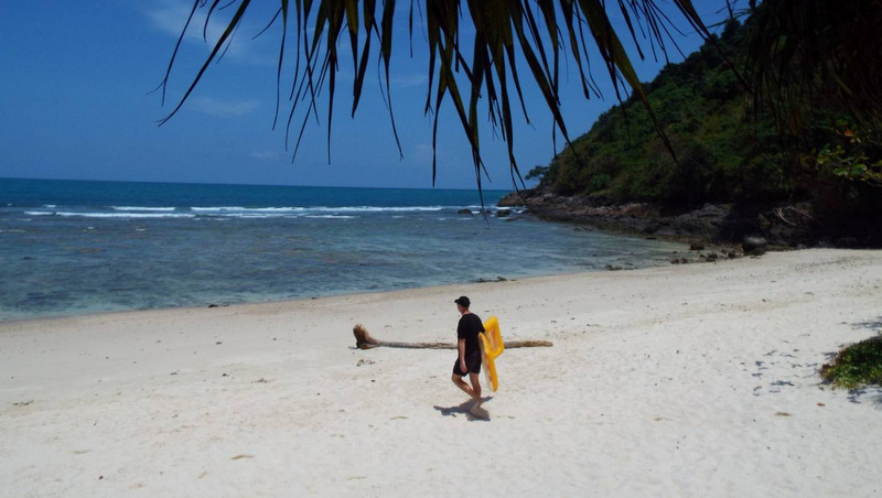 Crocodile hunt moves to Tri Trang, south end of Patong Bay