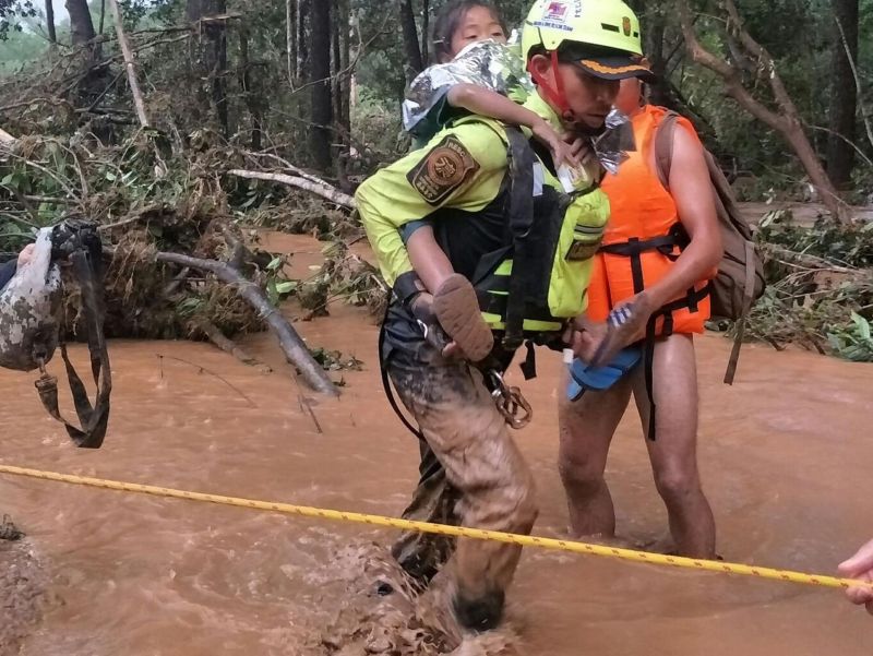 PHUKET XTRA: VIDEO: Cave hero saves baby! Yingluck extradition request? Croc caught! || July 31