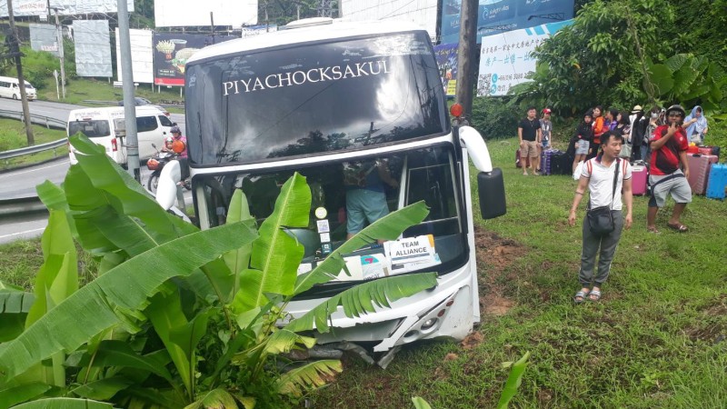 Tour bus brakes fail on Patong Hill