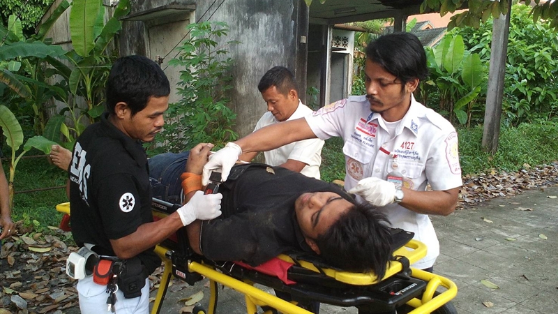 Two injured in Phuket when motorbike hits dog