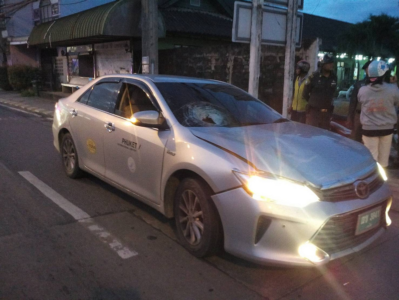 Some 80 metres further down the road was the silver Toyota Camry Phuket-registered taxi with “Phuket International Airport” emblazoned on its door. Photo: Eakkapop Thongtub