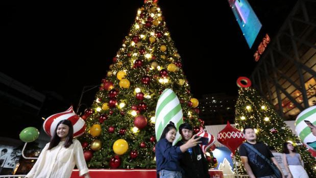 Holiday spending to rise as oil prices drop