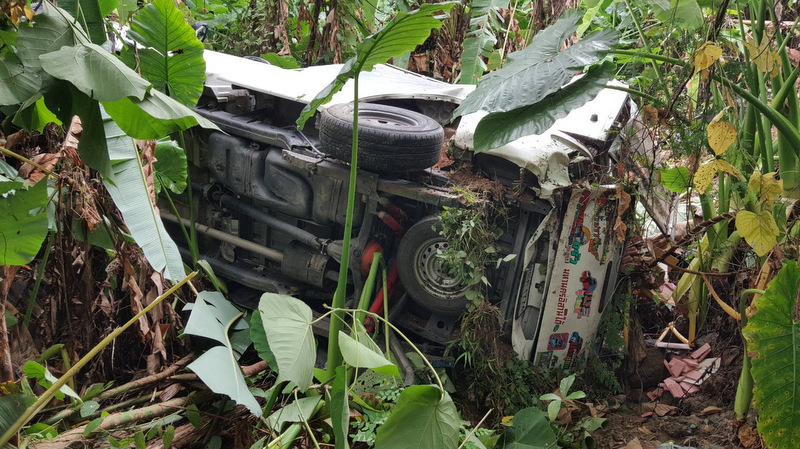 Dangerous driver, brakes blamed for pickup landing in Phuket jungle