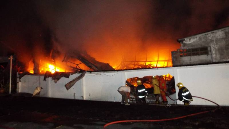 Autosound shop in Phuket Town engulfed by fire, damage in the millions