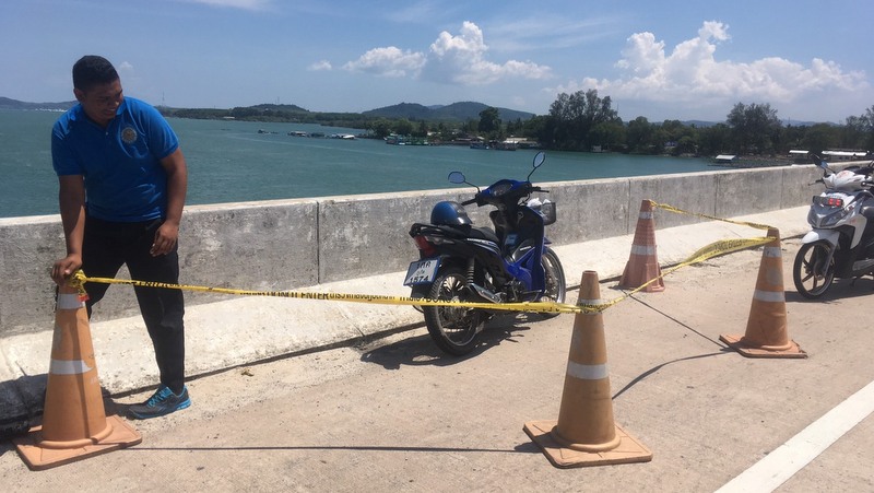 Divers search for ’mentally unstable’ man who jumped off Thao Thepkasattri Bridge
