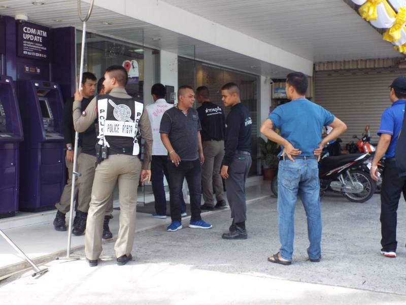 Man holds box cutter to own throat at Phuket bank, taken safely into custody