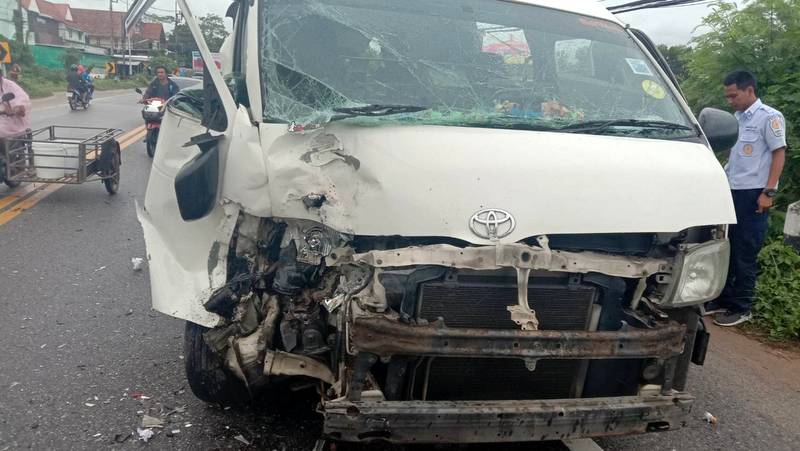 Chinese tourists escape serious injury in van, pickup collision