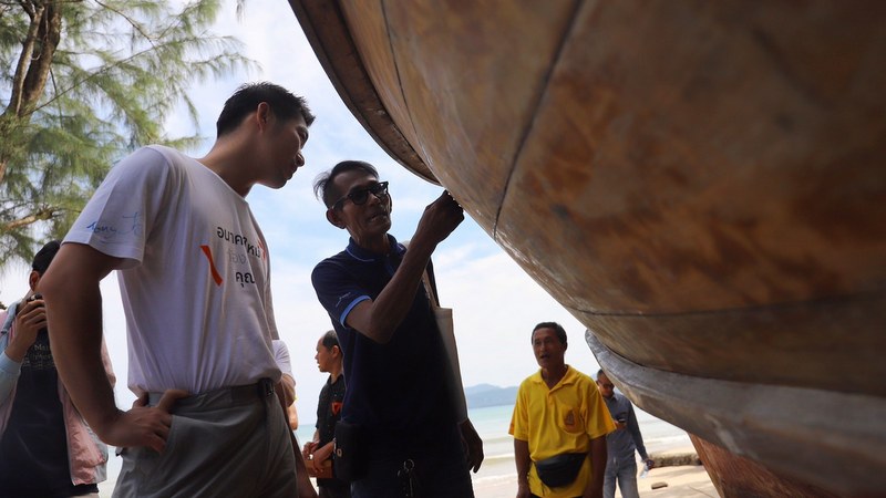 Thanathorn in Phuket hears local fishermen’s woes, critical island issues
