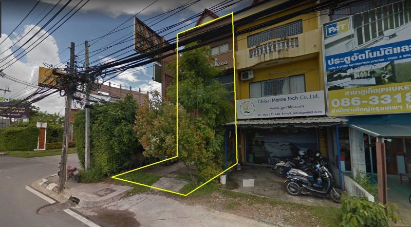Shophouse near Boat Lagoon