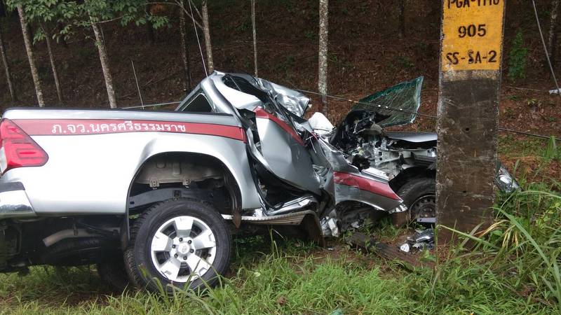 Police officer dies in pickup truck accident en route to Phuket