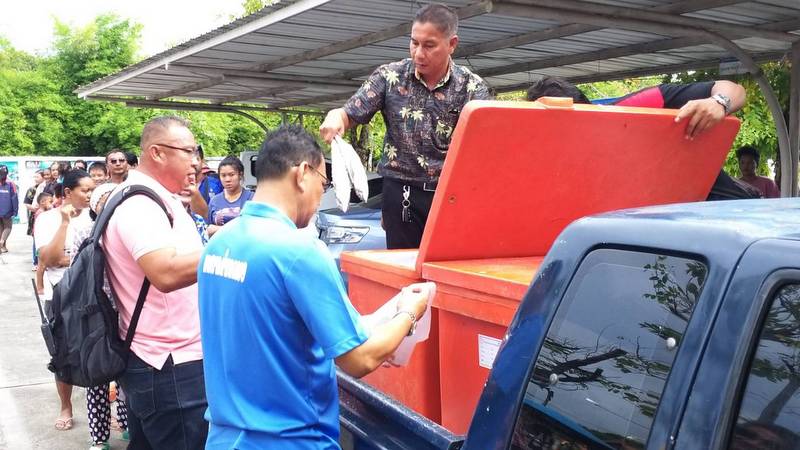 Chalong Mayor heaves off 1.3 tons of fresh fish in giveaway