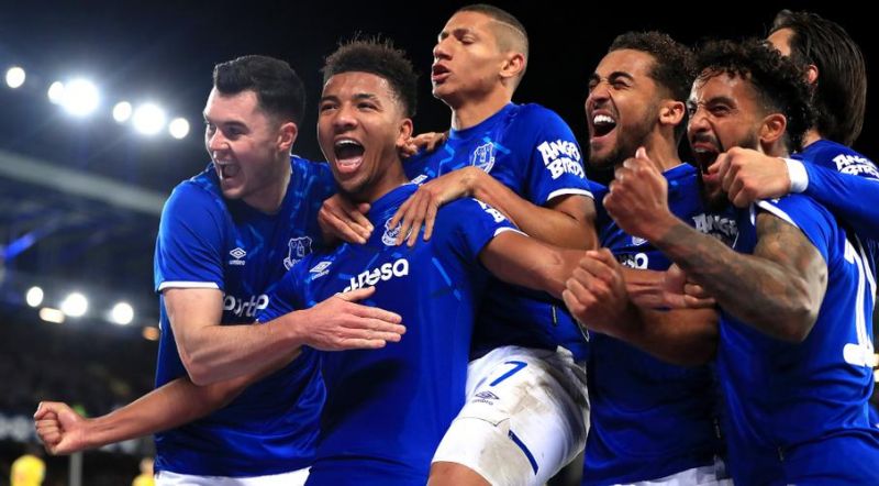 Everton ease pressure on Silva, Man City into League Cup quarters