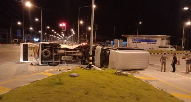 Tourists injured as van driver asleep at wheel runs red light, slams into another airport van