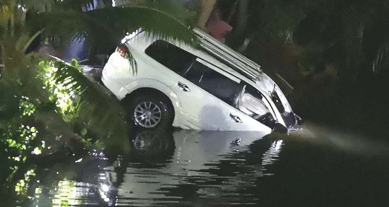 Trang mayor missing after his car plunges into canal