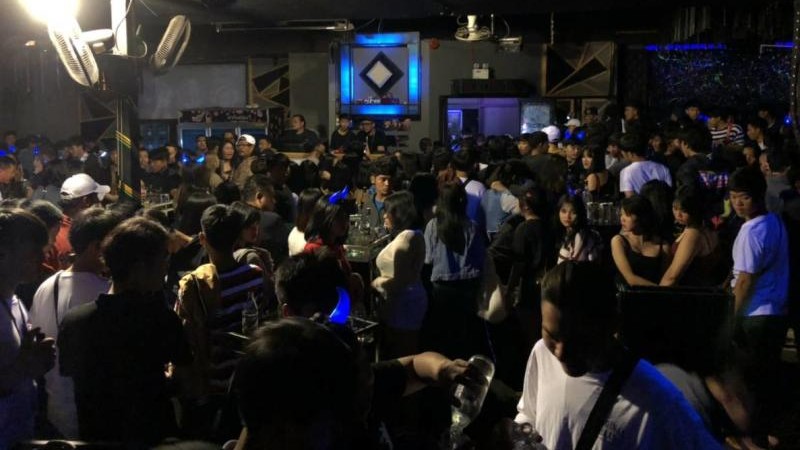 Panel to mull closing all entertainment venues after pub outbreak