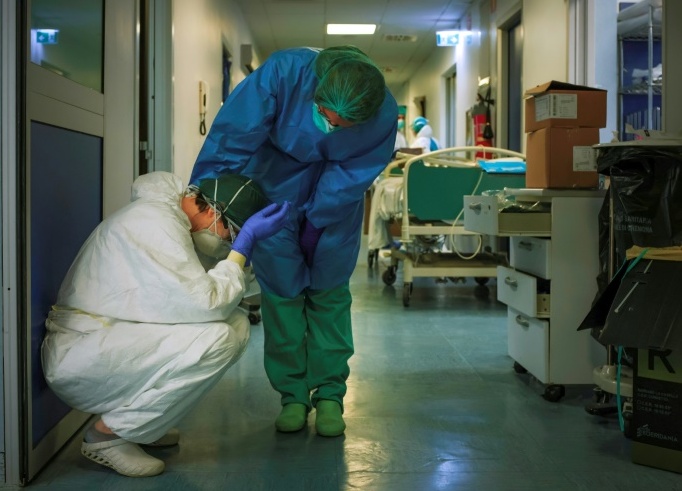 Italy’s daily virus deaths climb to nearly 800