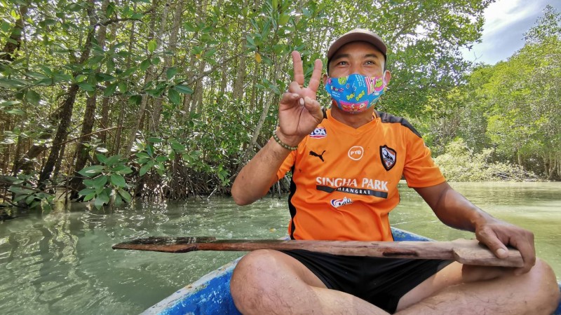 Phuket taxi drivers start catching crabs to make a living