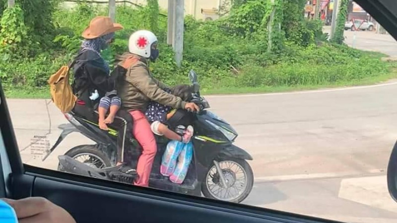 Phuket police bomb suspect run gives family of five on motorbike a lift to Yala