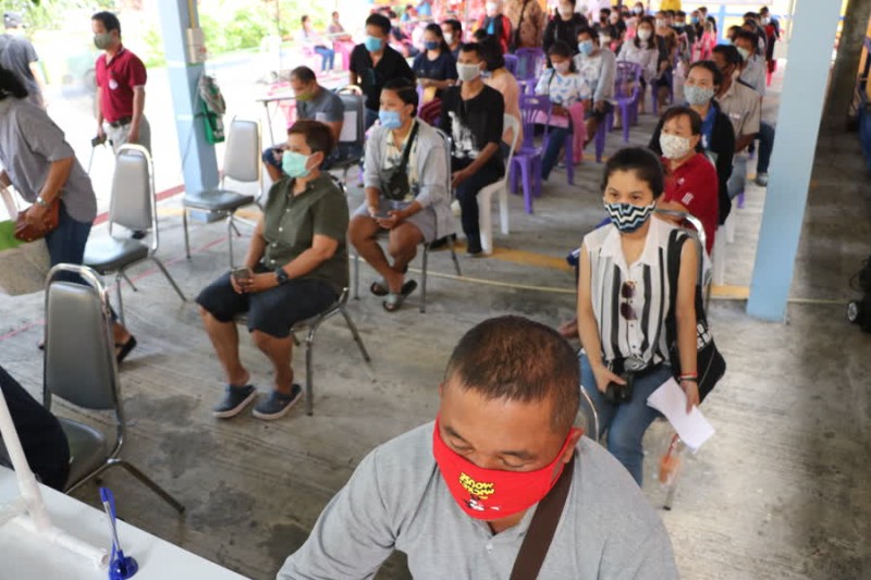 People queue to register at the Social Phuket Security Office (SSO) today (May 27). Photo: NNT