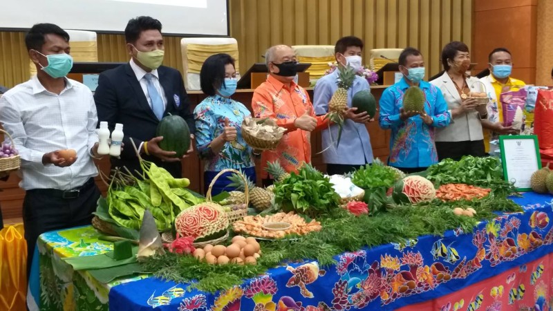 Phuket Commerce office relaunches ‘Blue Flag’ market to provide vendors COVID-19 relief