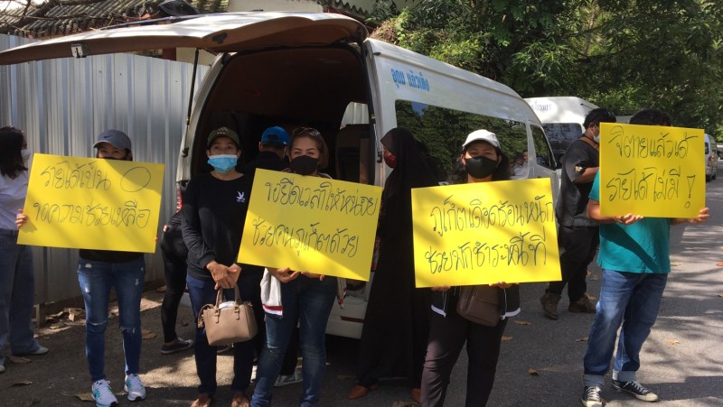 Phuket taxi drivers protest loan repayments