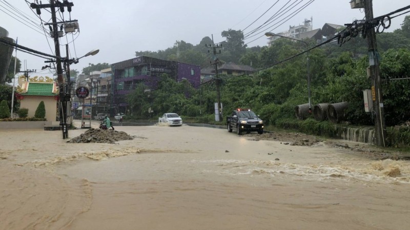 Phuket emergency services put on flash flood alert