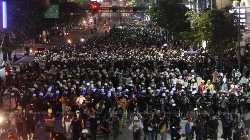 Anti-Prayut protesters march to Govt House as police build barricade