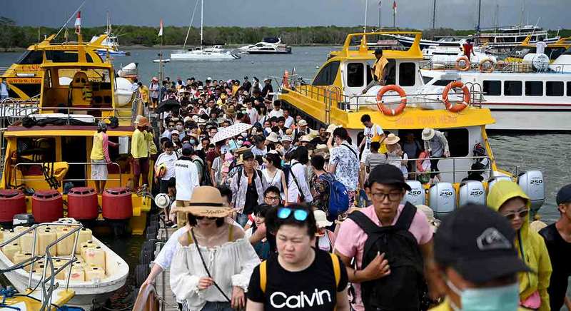 China maintains outbound tour ban