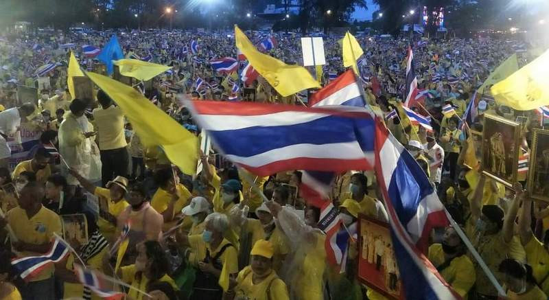 Gathering of 2,000 at Saphan Hin to support monarchy